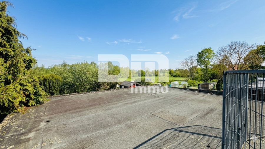 Vielseitiges Immobilien-Ensemble mit 2 modernisierten Haushälften + Carport und Garten/Terrasse - Haus 2 EG Dachterrasse / Panoramablick